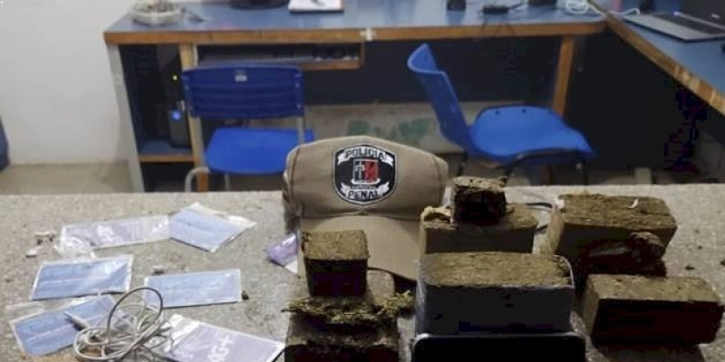 Pacote com 2 kg de maconha, fones de ouvido, e chips de celular é encontrado na Colônia Penal Agrícola em Sousa 