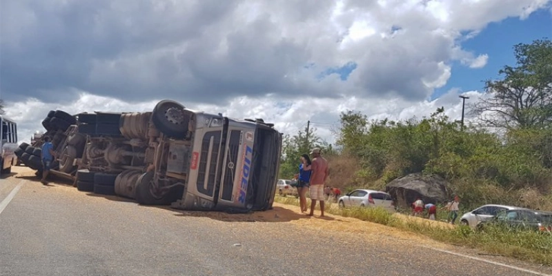 Carreta carregada com milho tomba na BR-230 na tarde desta terça-feira