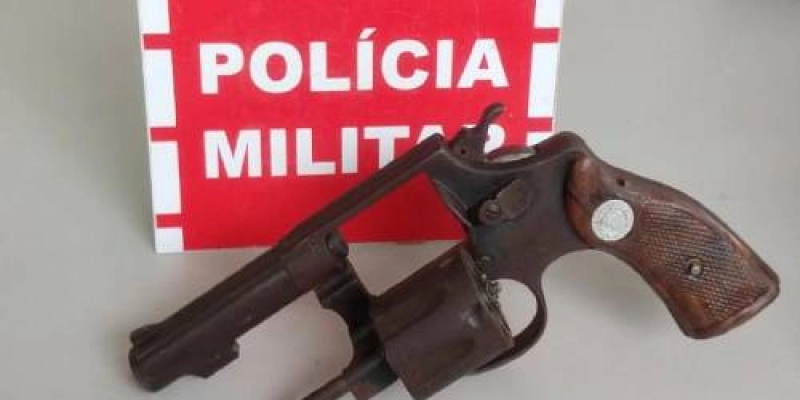 Homem e menor são levados a DP em Pombal, após serem flagrados com arma de fogo