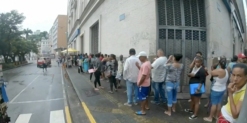 Bloqueio do Bolsa Família provoca filas em Salvador