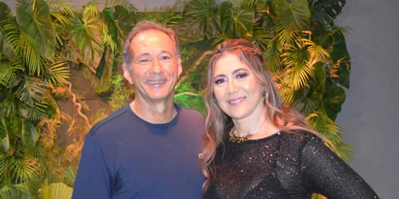Gilberto Sarmento é surpreendido durante festa do seu aniversário com pedido de casamento; assista depoimentos, e veja fotos