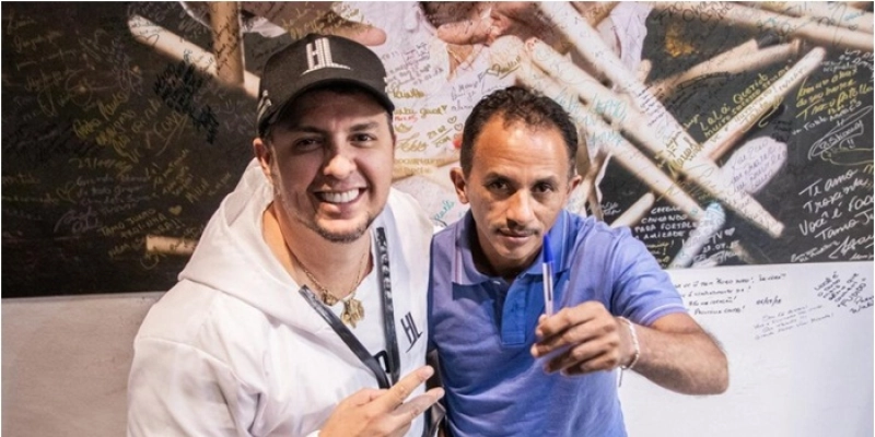 Autor de ‘Caneta azul, azul caneta’ prepara disco; Produtor o compara a Mamonas e Tiririca; Veja