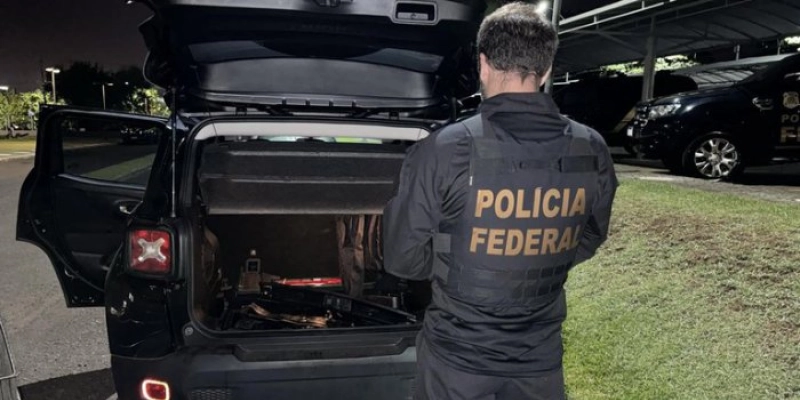 PF apreende veículo com dezenas de aparelhos celulares em fundo falso