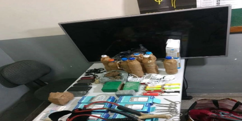 Moto roubada, drogas e outros objetos ilícitos são apreendidos com Dupla de Criminosos