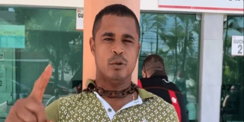 NA PARAÍBA - Homem se acorrenta em frente a Hospital para conseguir cirurgia para o pai