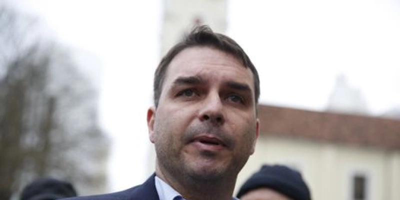 Flávio Bolsonaro diz que ex-assessor vai se explicar ao MPF