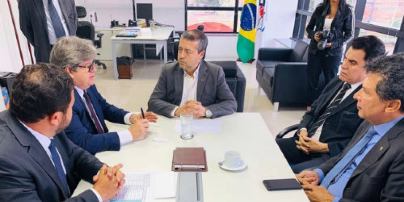 João Azevêdo assegura recursos para obras de esgotamento sanitário na Funasa