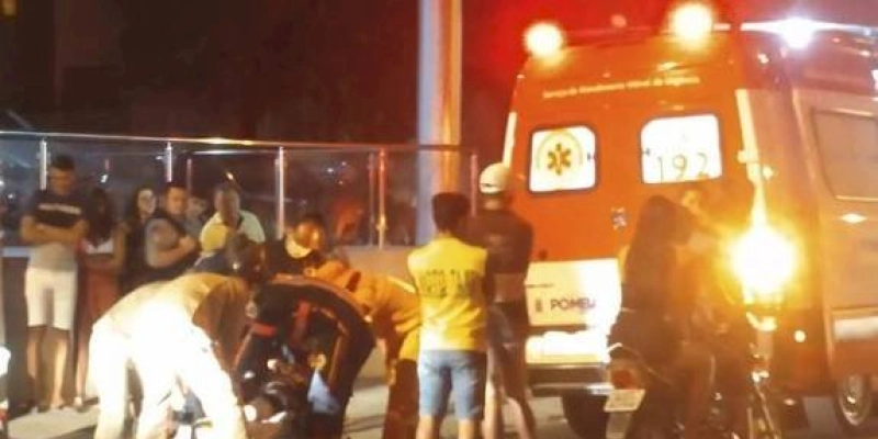 Colisão de moto com poste deixa feridos na BR-230, na cidade de Pombal