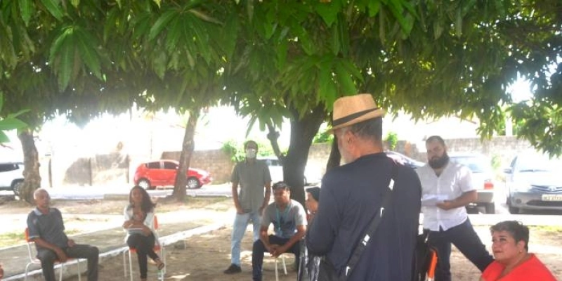Caps David Capistrano oferece oficina de poemas e utiliza livro escrito por usuário do serviço