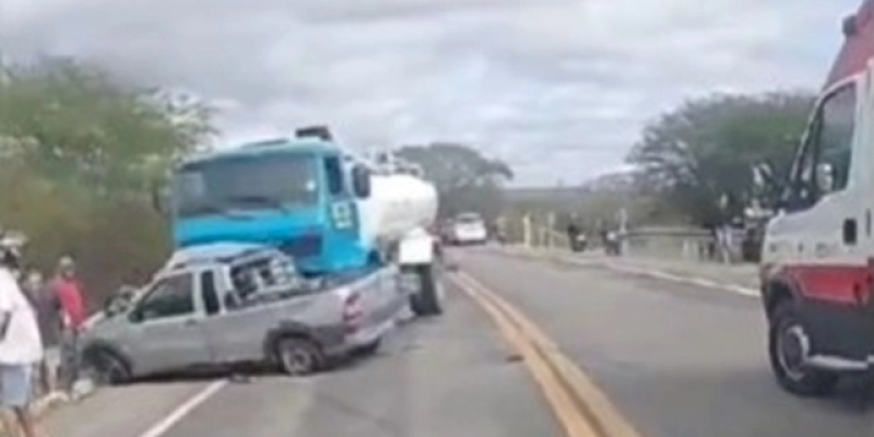 Popular morre entre as ferragens durante colisão com Caminhão na BR 405 próximo a Marizópolis 