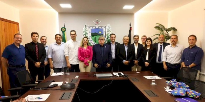 João Azevêdo celebra parceria com a Latam e garante frequência de 280 voos mensais da companhia aérea em João Pessoa e Campina Grande