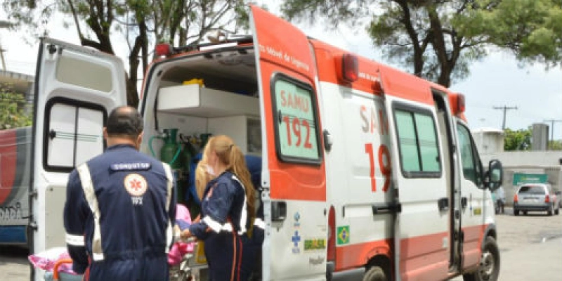 Ambulância que socorrida jovem grávida colide com Caminhante deixa um Moto e vários feridos 