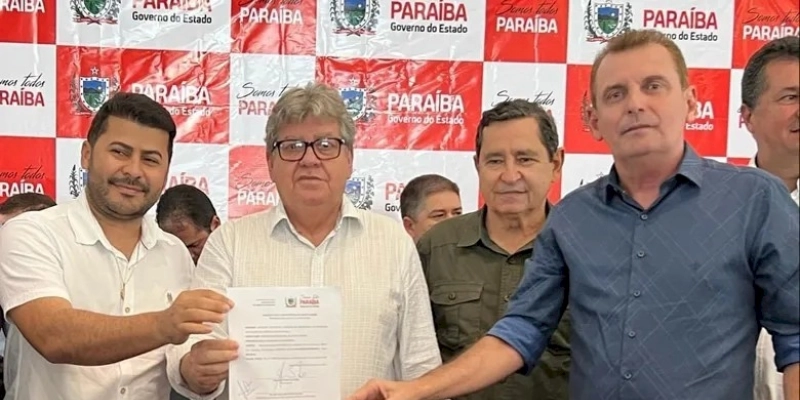 João Azevêdo e Chico Mendes são enaltecidos pelo prefeito de Santo André, pela contribuição das obras de pavimentação asfáltica da travessia urbana