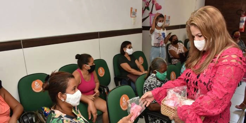 Outubro Rosa: Primeira-dama visita CEDC e destaca importância da prevenção do câncer de mama