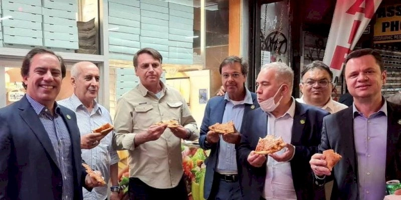 Bolsonaro evita exigência de vacina em restaurantes ao comer pizza na rua em Nova York