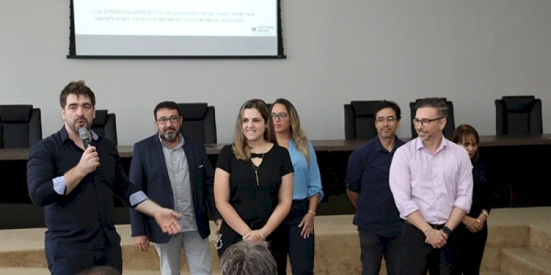 Palestra aborda ensinamentos sobre consciência, conflito e constelação familiar