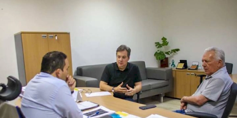 Júnior Araújo e Prefeito Zé Aldemir buscam ações para Cajazeiras em reunião na Secretaria de Saúde do Estado 
