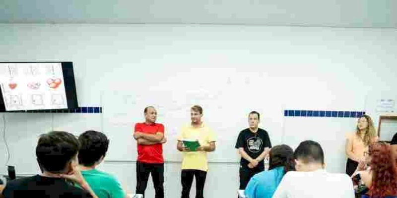 Bal Lins participa da entrega de material didático e assegura fardamentos para alunos do Cursinho Preparatório Gratuito