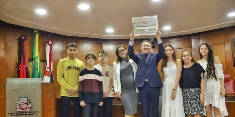 Em sessão prestigiada e regada a muita emoção, Jornalista Marizopolense Heron Cid recebe o título de cidadão pessoense 