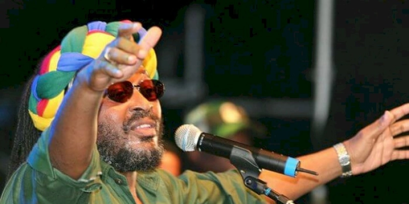 Homens armados assaltam Banda do Cantor Edson Gomes após sair de Show em Campina Grande 