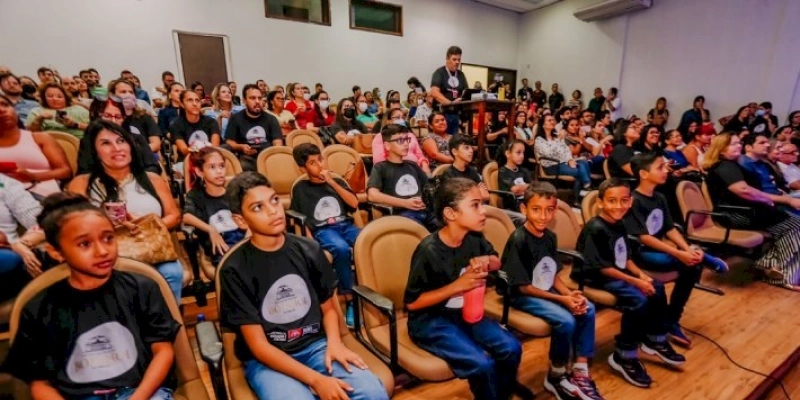 Prefeito anuncia as 20 crianças da Rede Municipal que vão para Santa Catarina disputar vaga no Bolshoi