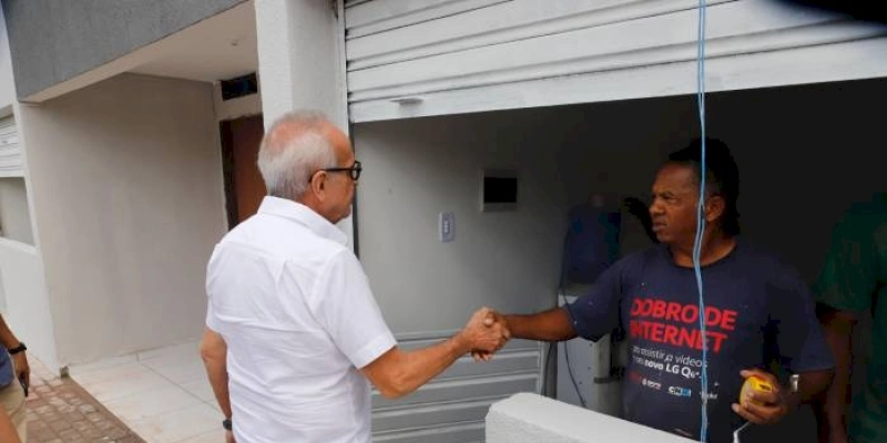 Cícero Lucena entrega escritura dos apartamentos para 400 famílias do Residencial Saturnino de Brito e anuncia incentivos para comerciantes do local