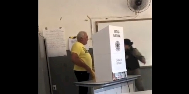 Eleitor é preso após danificar urna eletrônica em Cajazeiras; Popular reclamou que a foto do seu candidato a presidente não apareceu na tela 
