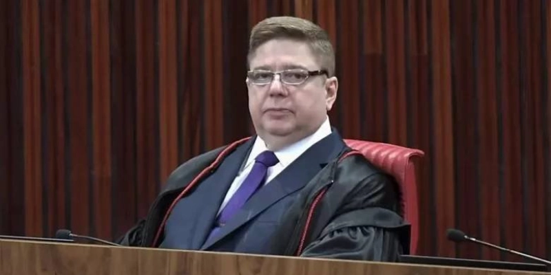 Ministro Raul Araújo, do TSE, anula segunda condenação contra Bolsonaro e Braga Netto, mas mantém inelegibilidade