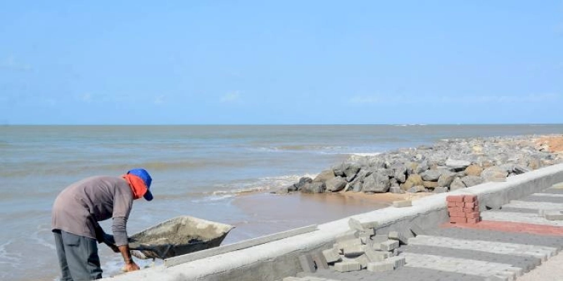 Prefeitura avança com obras de reconstrução da calçadinha do Cabo Branco, que deve ser entregue ainda este mês