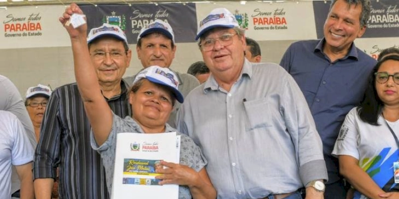 João Azevêdo entrega 100 casas em Belém e é homenageado por compromisso com programa de habitação