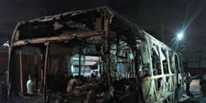 Ceará tem terceira noite seguida de ataques; Carros são incendiados em concessionária e em shopping de Fortaleza