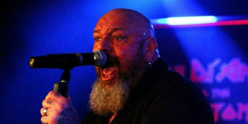 Ex-vocalista do Iron Maiden está internado e pode perder uma perna