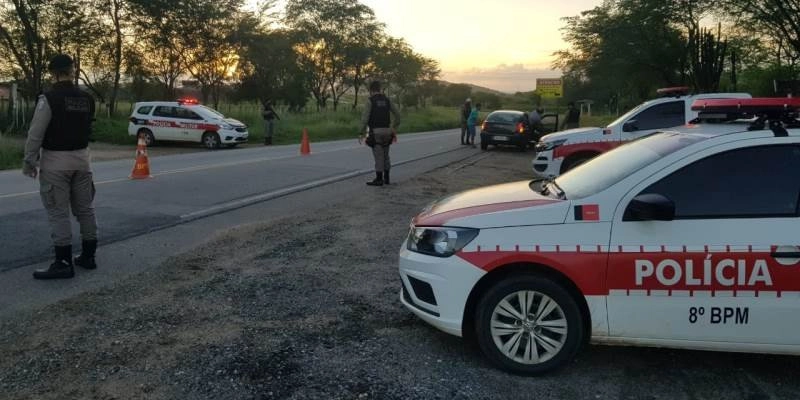 Homem apresentando sinais visíveis de alcoolismo, colide com três motocicletas, ofende pessoas e vai parar na Delegacia 