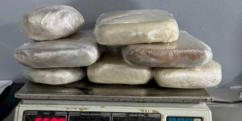Polícia Federal prende mulher com drogas em mala