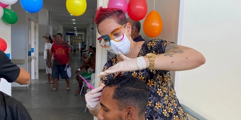 Pacientes do Hospital de Trauma de Campina Grande recebem ação de corte de cabelo