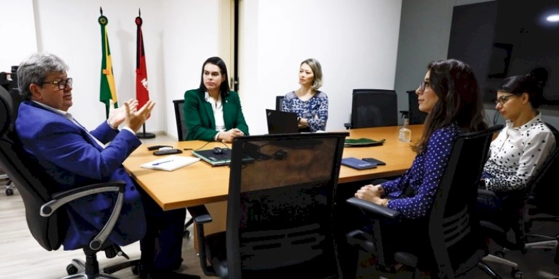 João Azevêdo discute instalação de parque eólico na região de Pocinhos com representantes da EDP