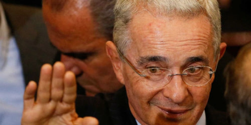 Uribe renuncia ao Senado após investigação por suborno e fraude