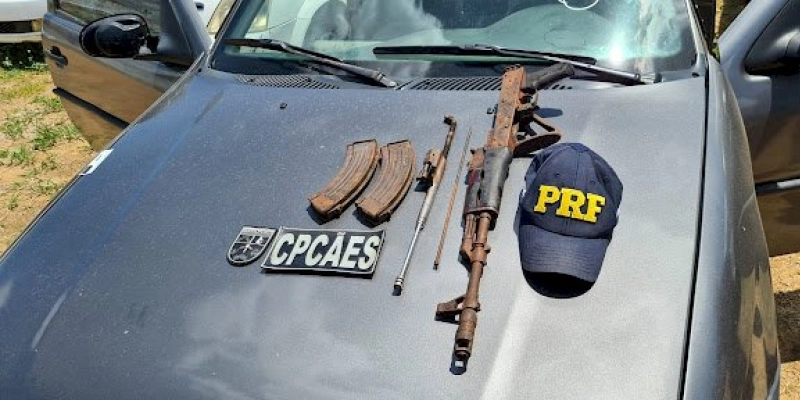 Com informações do NI, cadela Shasa do CPCÃES, encontra fuzil escondido em carro apreendido pela PRF, em Cajazeiras