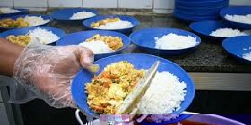 Mais da metade das famílias com crianças e adolescentes que estudam em escola pública não recebeu alimentação escolar durante fechamento na pandemia