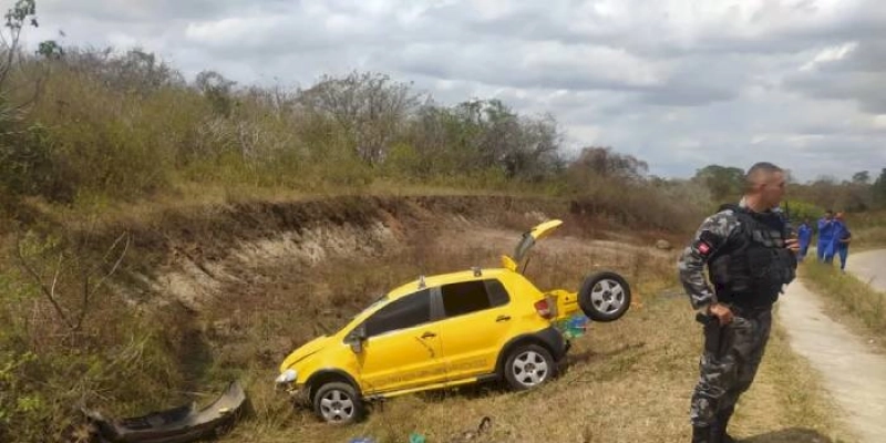 Quadrilha suspeita de assaltar loja capota carro durante fuga no interior da Paraíba
