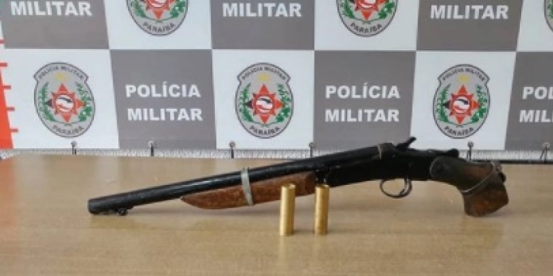 Arma de fogo é encontrada em cima de telhado de casa abandonada 