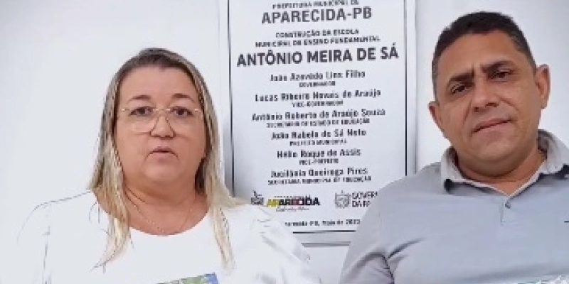 João Neto ao lado da Secretária de Educação realizam entrega dos kits escolares, da rede municipal de ensino 