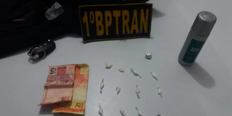 EM SOUSA - Policiais Militares apreendem drogas, menor e prendem jovem durante abordagem