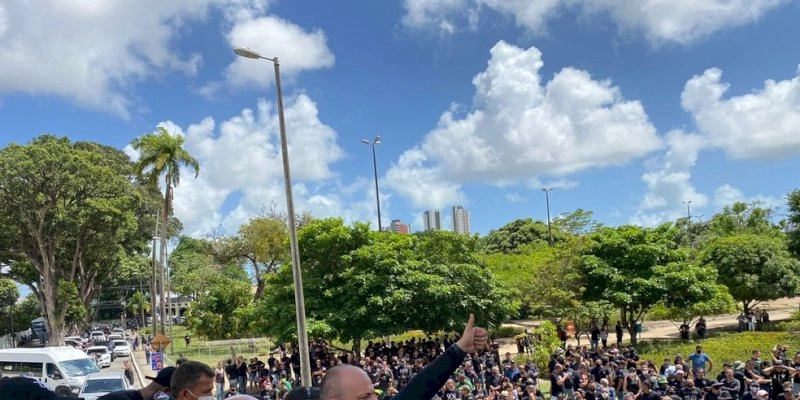 Policiais e bombeiros militares da PB protestam contra Lei de Proteção aos Militares e por melhorias