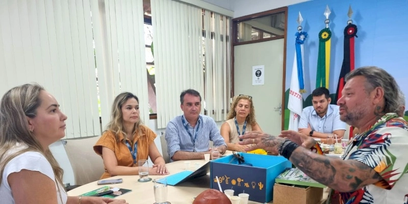 Apresentador e biólogo Richard Rasmussen visita sítios arqueopaleontológicos na Paraíba