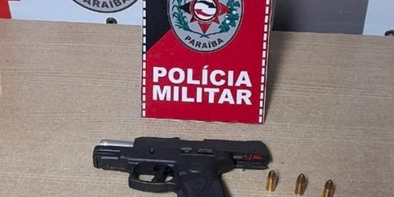 Polícia apreende arma de fogo em carro de luxo na capital
