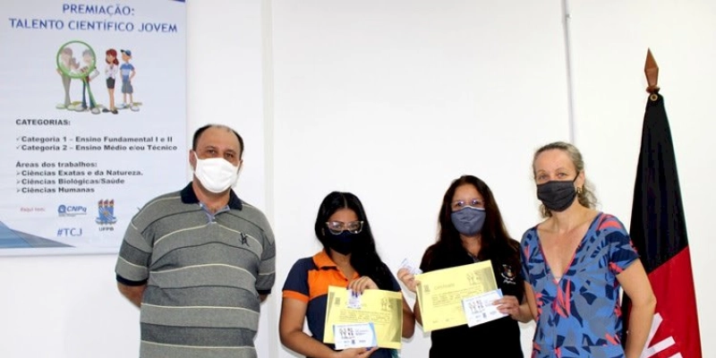 Professora e aluna da Escola Integral Daura Santiago recebem prêmio da UPFB no Talento Científico Jovem