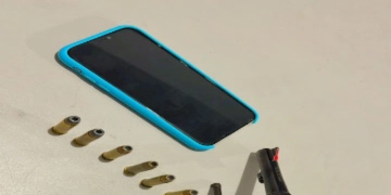 Polícia Militar apreende arma de fogo, munições e celular, durante abordagem