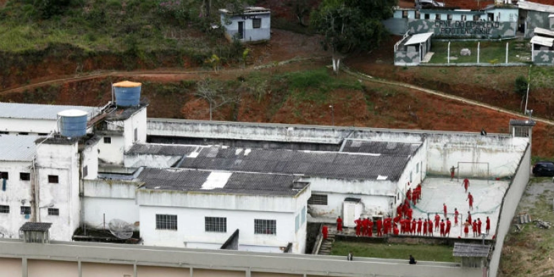 Forças Armadas participam de varredura em presídio no Rio