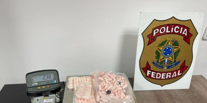Polícia Federal prende passageiro com 2,4 kg de cocaína presos ao corpo